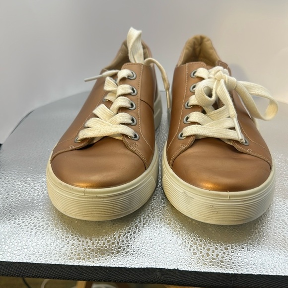 Tray Tech athletic shoes. They are beautiful gold color with white trim. Size 7‌ - Picture 1 of 5